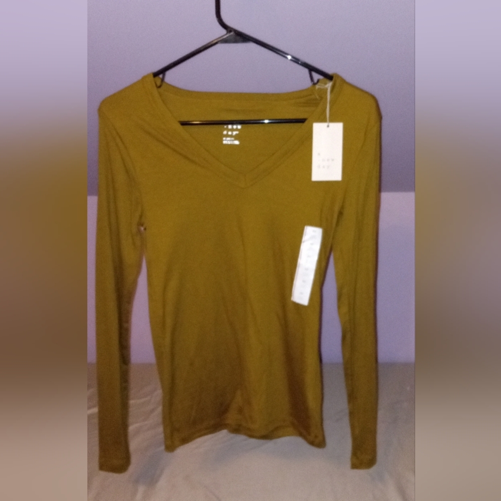 A New Day NWT LONG SLEEVE V-NECK FITTED T-SHIRT XS. OLIVE